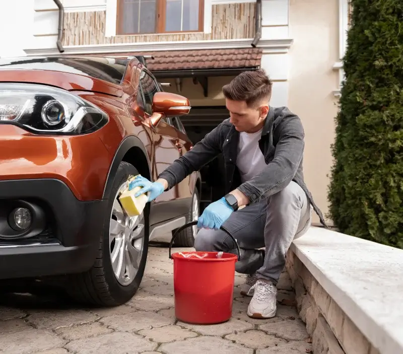 Lavage auto à domicile Aussonne : professionnel intervenant sur un véhicule